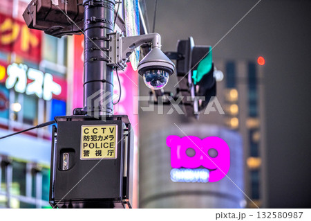 日本の東京都市景観 渋谷スクランブル交差点から街角の防犯カメラなどを望む 日本の東京都市景観 渋谷スクランブル交差点から街角の防犯カメラなどを望む 132580987