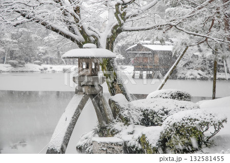 兼六園 雪の霞ヶ池とことじ灯籠（石川） 132581455