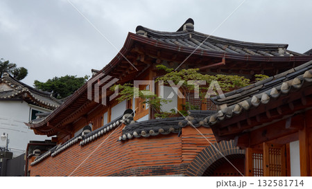 Traditional hanok architecture in Seoul Bukchon Hanok Village 132581714