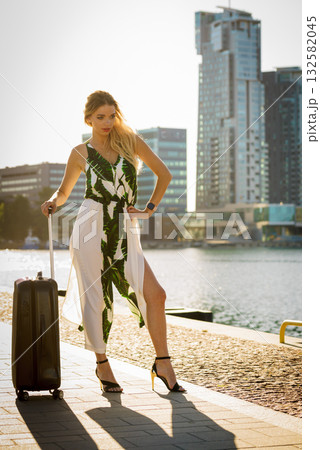 Fashion model traveling to new city Fashion model traveling to new city 132582045