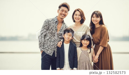 屋外で笑顔でポーズをとる5人家族 屋外で笑顔でポーズをとる5人家族 132582573