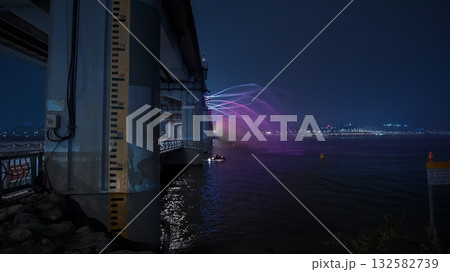 Seoul Banpo bridge rainbow fountain spraying at night Seoul Banpo bridge rainbow fountain spraying at night 132582739