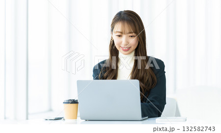 パソコンを使う女性・ビジネスウーマン パソコンを使う女性・ビジネスウーマン 132582743
