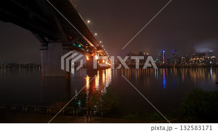 Seoul Han River bridge illuminating night city skyline Seoul Han River bridge illuminating night city skyline 132583171