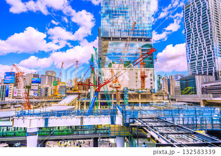 日本の東京都市景観10月。クローラークレーンなどの巨大重機がズラリ…。左側にも鉄骨が…＝17日、渋谷 132583339