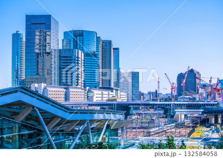日本の東京都市景観 品川のオフィス群や品川駅前に並ぶ巨大クレーン群、右奥は大崎=10月17日 日本の東京都市景観 品川のオフィス群や品川駅前に並ぶ巨大クレーン群、右奥は大崎=10月17日 132584058