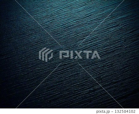 黒色プラスチック板の微細な凹凸と光の陰影 132584102