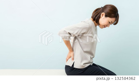 腰痛で苦しい表情を浮かべる女性 132584362