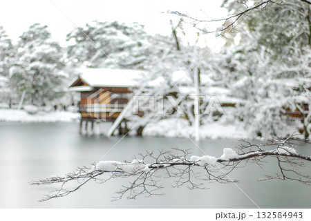 金沢・兼六園の雪景色、霞ヶ池のほとりに佇む内橋亭と白く染まった冬の木々 金沢・兼六園の雪景色、霞ヶ池のほとりに佇む内橋亭と白く染まった冬の木々 132584943