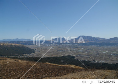 雄大な阿蘇五岳を望む大草原 132586243