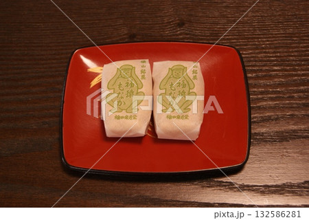 緑の猿が描かれた和風饅頭のお土産 132586281