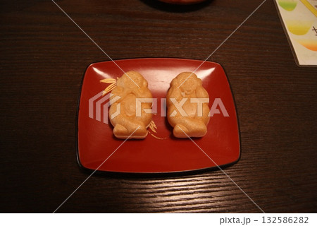 愛らしい猿型最中の手作り和菓子セット 132586282