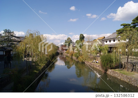 倉敷美観地区の白壁の蔵屋敷と水辺の風景 倉敷美観地区の白壁の蔵屋敷と水辺の風景 132586312