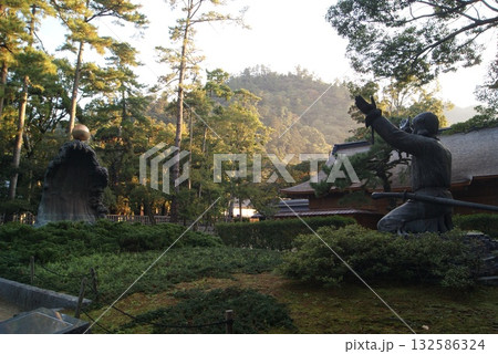 出雲大社境内に佇む神話像と朝陽の風景 132586324
