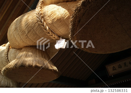 大注連縄の太い縄目を捉えたクローズアップ 132586331