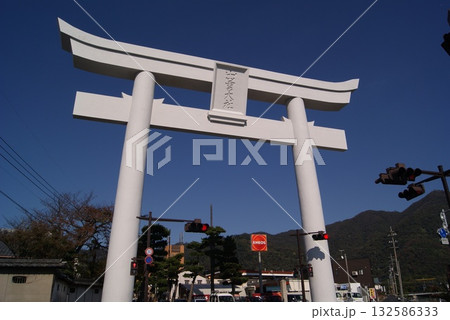 青空に映える白い鳥居と青銅の社号標 132586333
