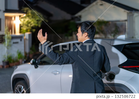 給油の位置を案内するビジネスマンのジェスチャー 132586722