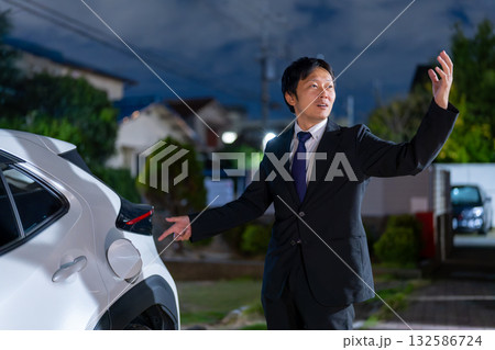 給油の位置を案内するビジネスマンのジェスチャー 132586724