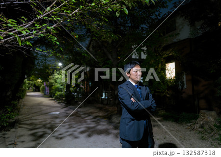 夜の道に立つ自信に満ちたビジネスマン 132587318