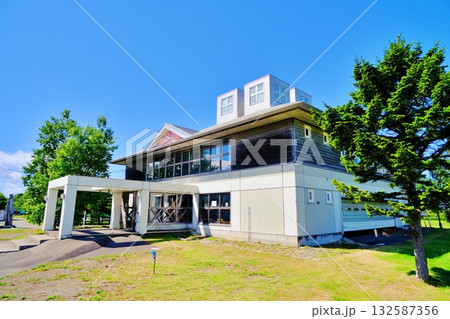 稚内市動物ふれあいランド　ゲストハウストナカイの景観 132587356