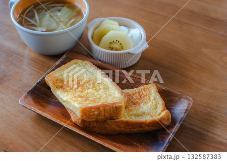 フレンチトーストとスープ、キウイ入りヨーグルトの洋風朝食 132587383