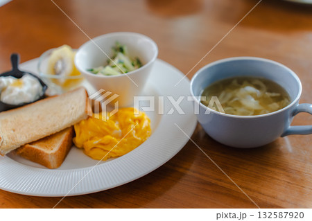スクランブルエッグとトースト、スープとフルーツを添えた洋風朝食 スクランブルエッグとトースト、スープとフルーツを添えた洋風朝食 132587920
