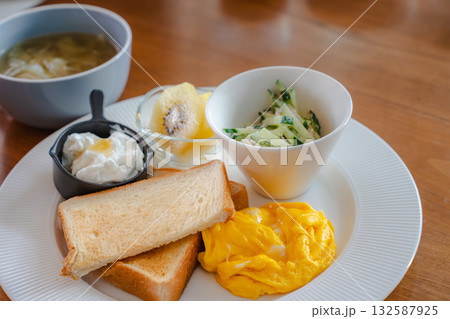 スクランブルエッグとトースト、スープとフルーツを添えた洋風朝食 スクランブルエッグとトースト、スープとフルーツを添えた洋風朝食 132587925