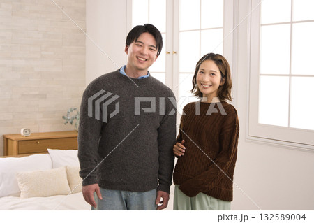 窓際に立つ若い夫婦　妊婦さん 132589004