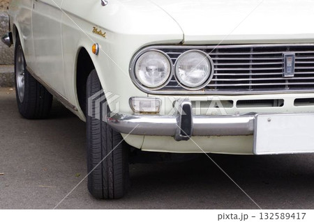 自動車イメージ　ダットサンブルーバード2代目のフロントマスク 132589417