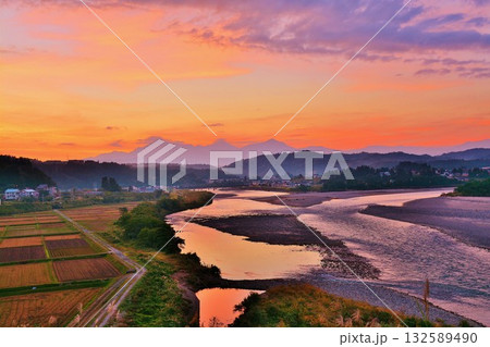 朝焼けの新潟県長岡市越後川口牛ヶ島・越後三山信濃川魚野川合流風景 132589490