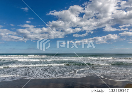 青空と雲と波が織りなす爽やかな海景【太平洋】 132589547