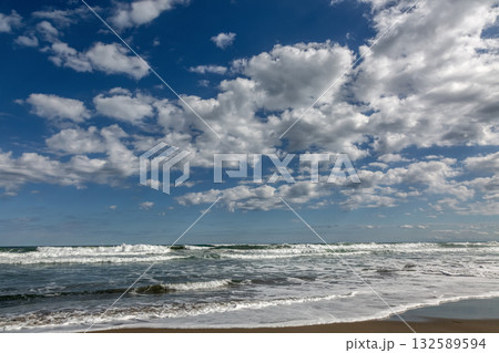 青空と雲と波が織りなす爽やかな海景【太平洋】 青空と雲と波が織りなす爽やかな海景【太平洋】 132589594