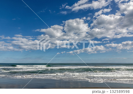 青空と雲と波が織りなす爽やかな海景【太平洋】 132589598