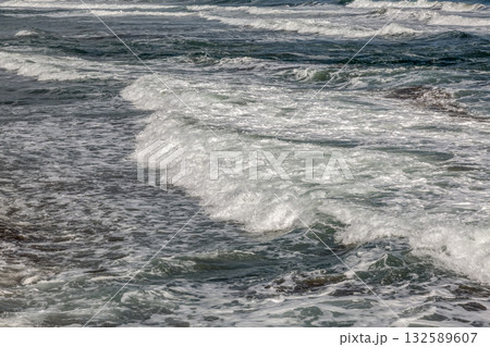 白波が創る自然美【造形美がきれいな波の海景」 132589607
