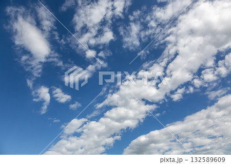天空の青空に浮く雲の造形【背景素材】 天空の青空に浮く雲の造形【背景素材】 132589609