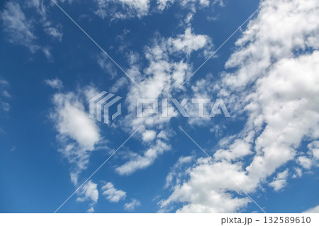 天空の青空に浮く雲の造形【背景素材】 132589610