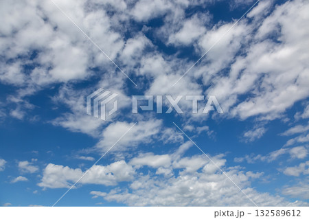 天空の青空に浮く雲の造形【背景素材】 132589612