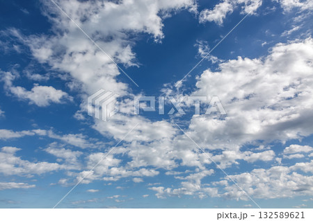 天空の青空に浮く雲の造形【背景素材】 132589621