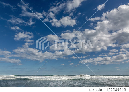 青空と雲と波が織りなす爽やかな海景【太平洋】 132589646