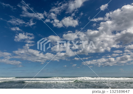 青空と雲と波が織りなす爽やかな海景【太平洋】 132589647