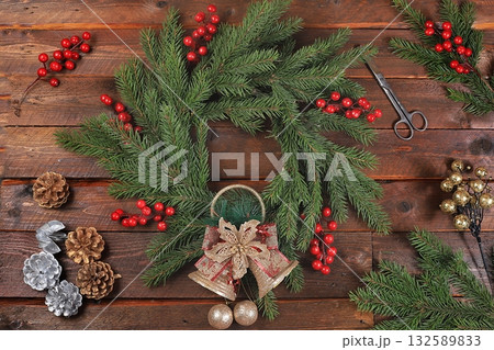 Christmas wreath, photo-making step by step, easy way to make home decoration, step four. Preparing for the holiday, New Year's atmosphere 132589833