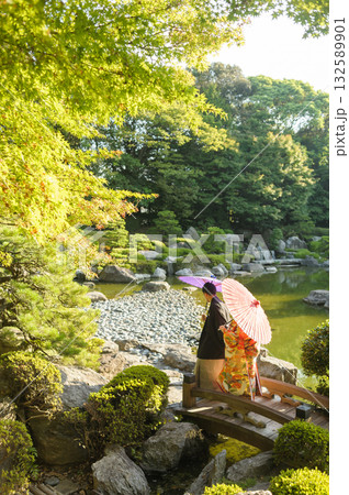 これぞ日本の美の象徴 煌びやかで美しい日本庭園を寄り添い歩く和装の新郎新婦 高品質和婚ブライダル素材 これぞ日本の美の象徴 煌びやかで美しい日本庭園を寄り添い歩く和装の新郎新婦 高品質和婚ブライダル素材 132589901