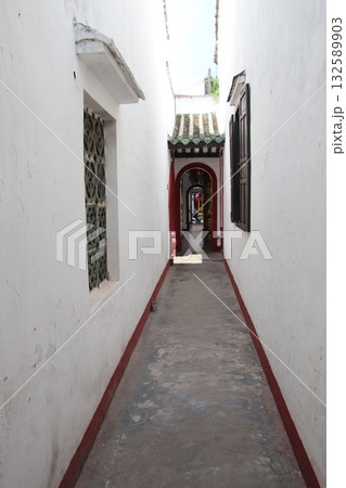 ベトナムホイアンの路地風景 ベトナムホイアンの路地風景 132589903