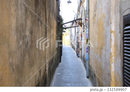 ベトナムホイアンの路地風景 132589907