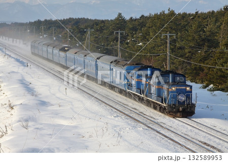 室蘭本線を行く寝台特急北斗星 132589953