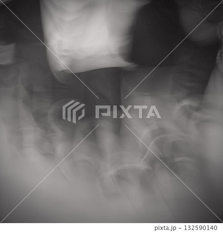 動きの残像　モノクロの群衆 132590140