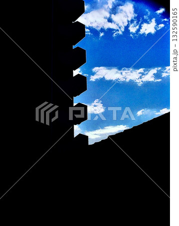 建築の影と夏空 132590165