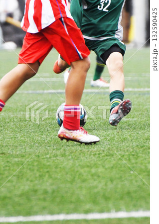 ドリブルするサッカー選手 132590425