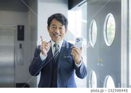 スマートフォンを持つビジネスマン　 132590448