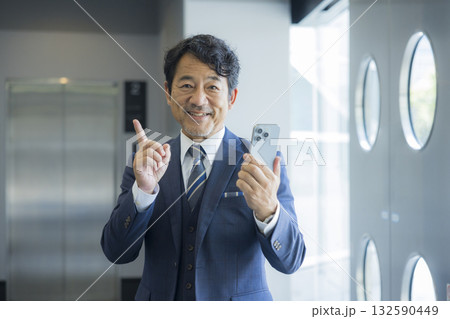 スマートフォンを持つビジネスマン スマートフォンを持つビジネスマン 132590449